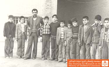 منصور یاقوتی در کنار دانش آموزان